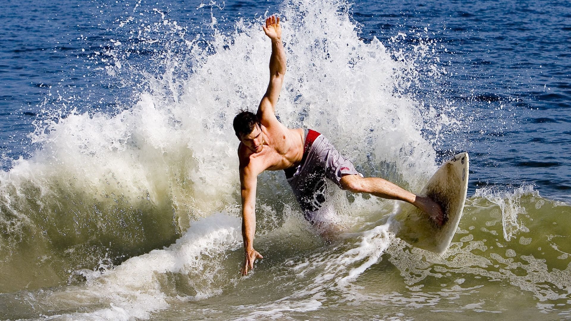 领先优势明显首场状态出色，湖人观众沸腾！，穆古鲁扎重返赛场热度持续攀升